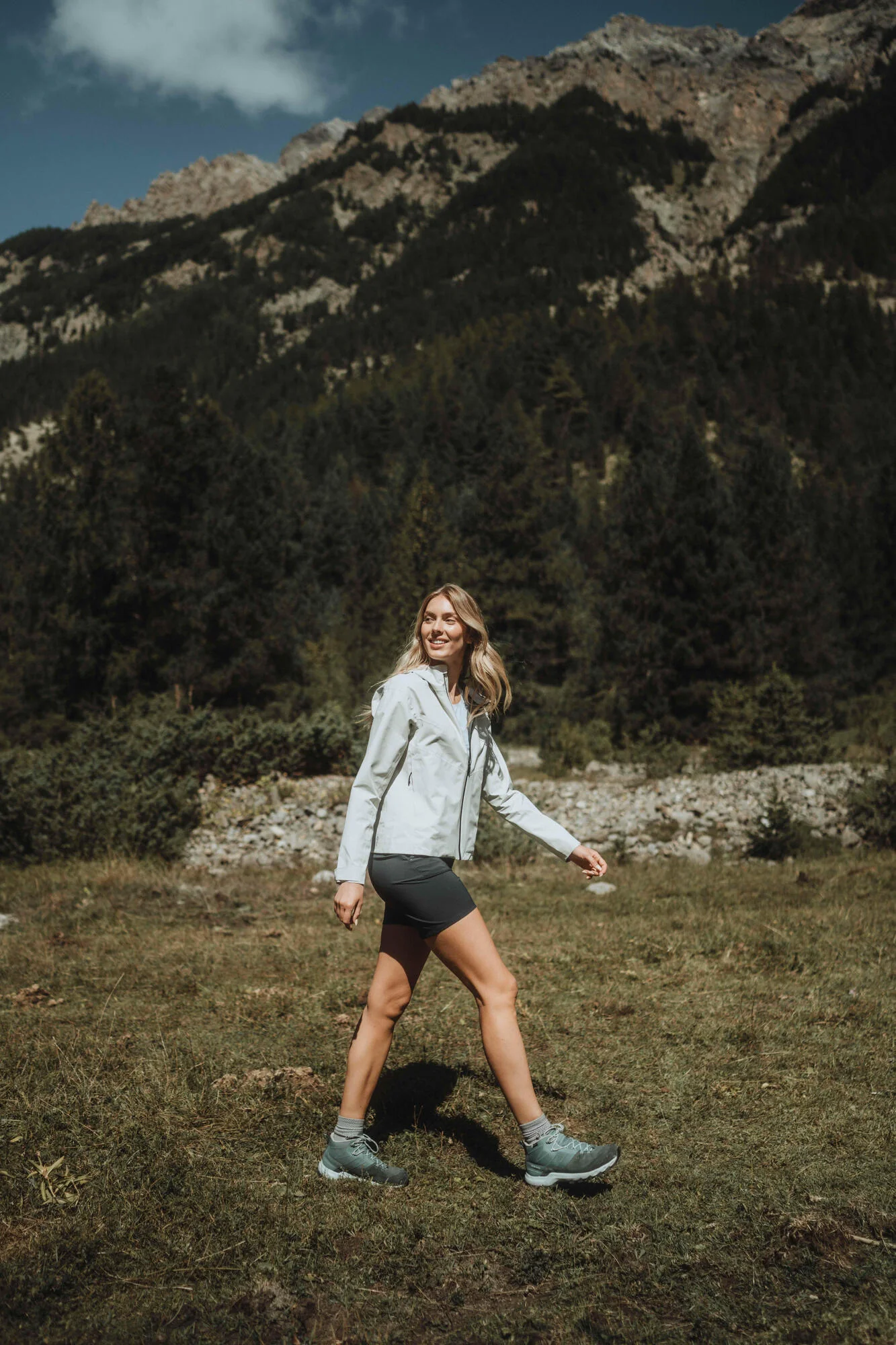 Quechua Women's MH100 Lightweight Waterproof Hiking Jacket - Image 13